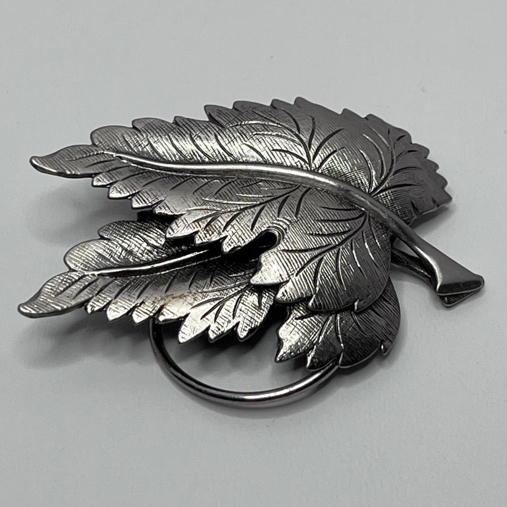 Vintage Signed Jeri Lou Scarf Clip Silver Tone Metal  Etched Leaves Leaf Design